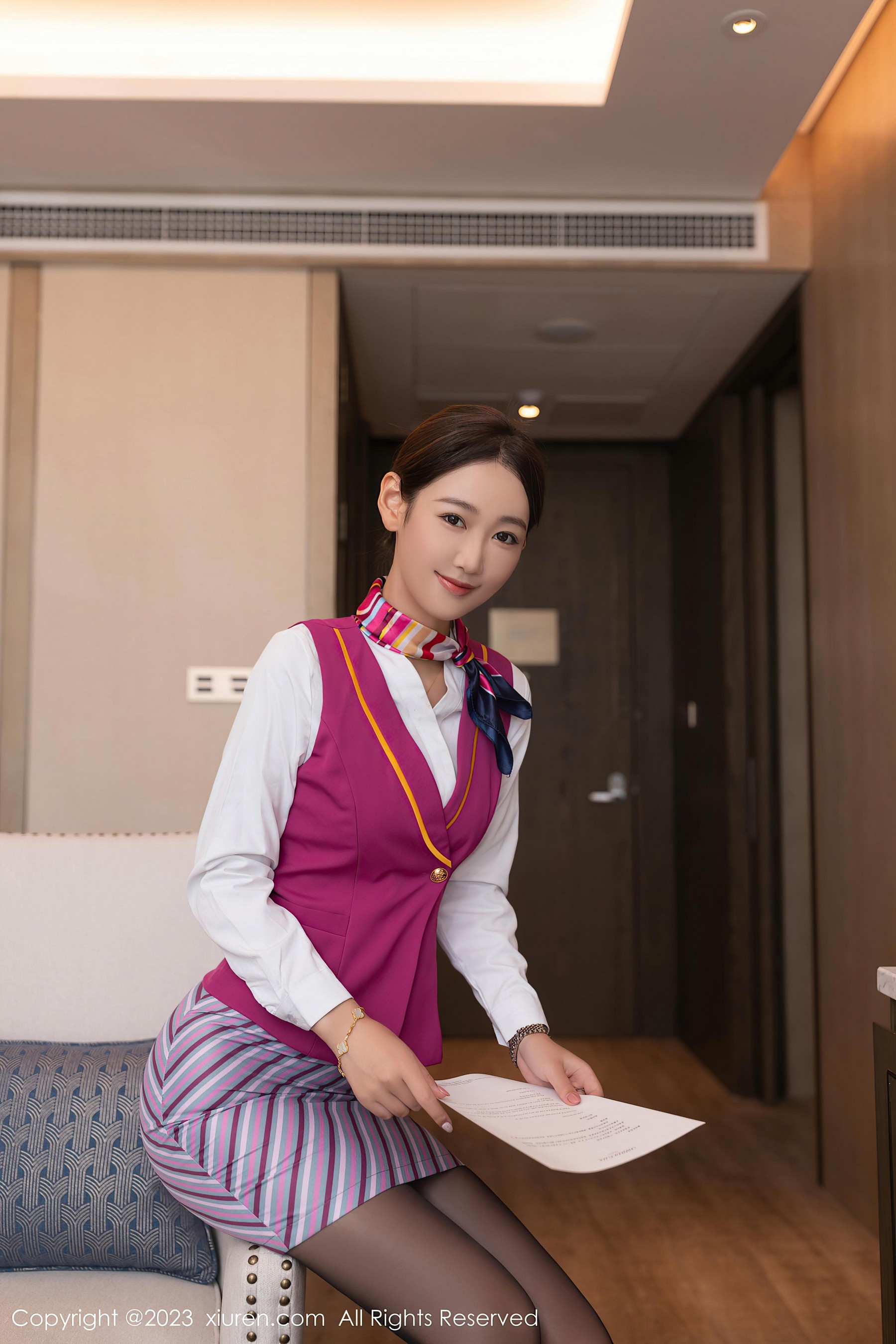 [XiuRen秀人网]2023.09.18 NO.7405 唐安琪 红色空姐制服与粉色透视内衣加黑丝美腿性感私房写真集-看套图