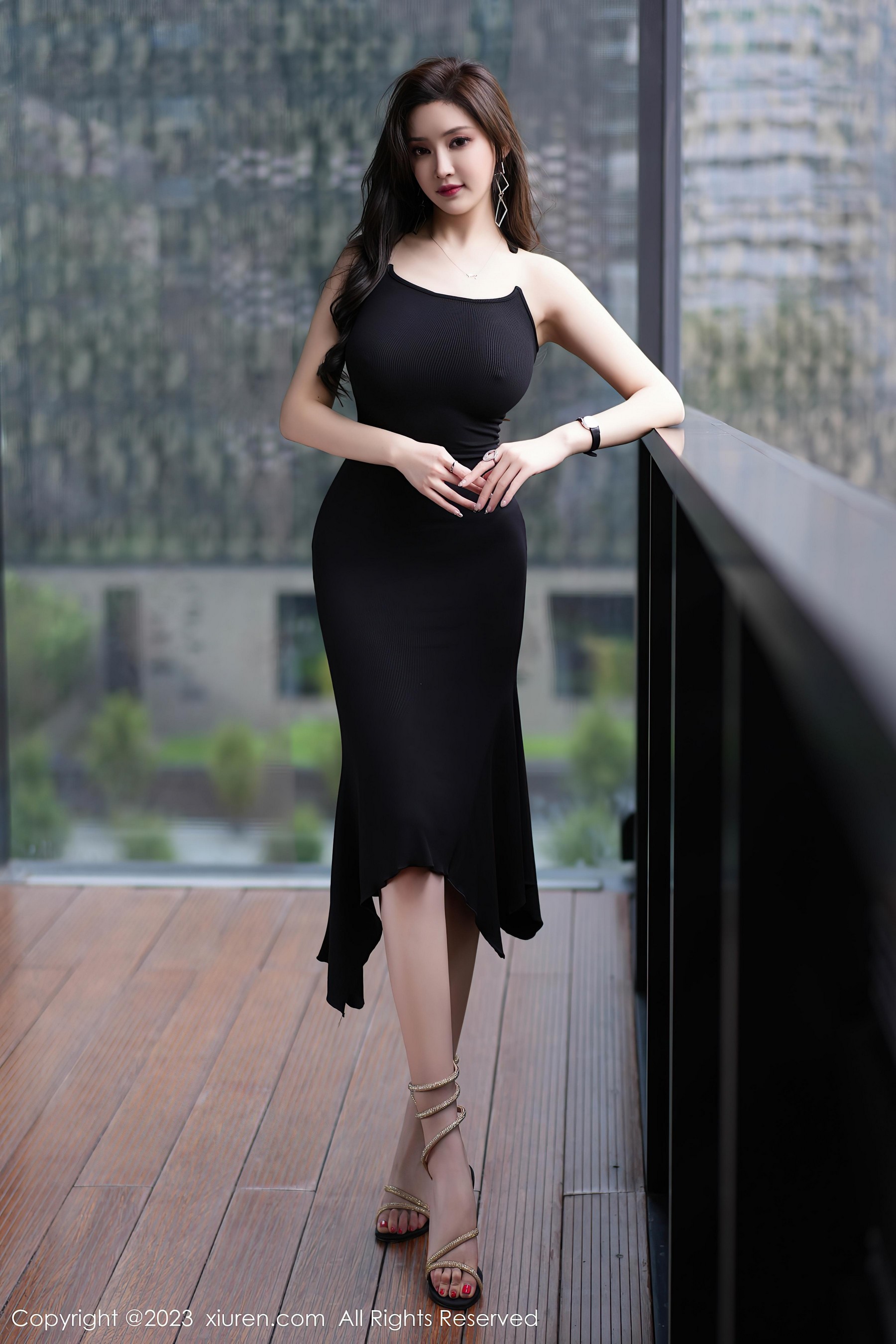 [XiuRen秀人网]2023.09.11 NO.7367 Carol周妍希 黑色紧身吊带连衣裙性感私房写真集Xiuren秀人写真高清美女套图写真下载-看套图看套图