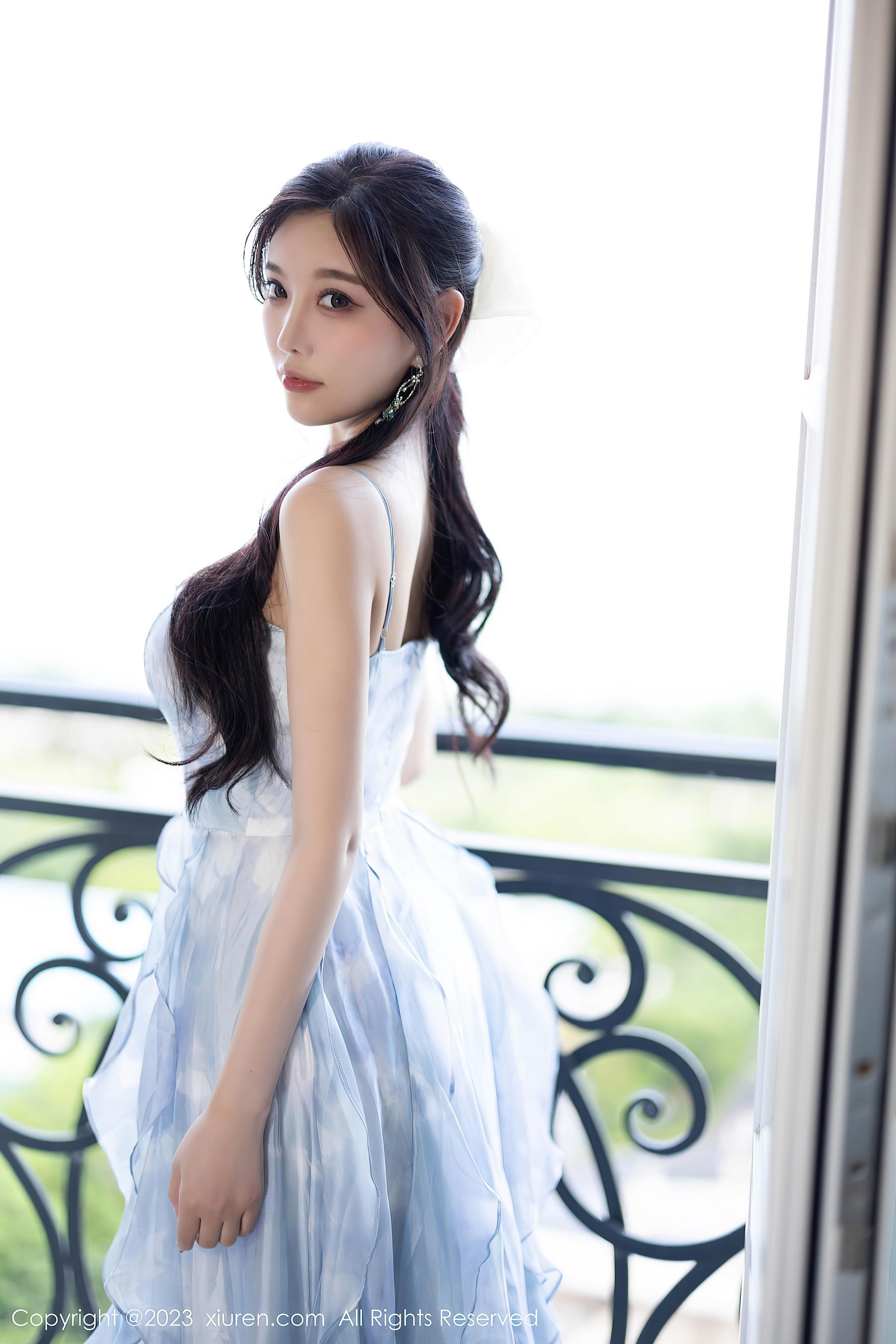 [XiuRen秀人网]2023.09.13 NO.7382 杨晨晨Yome 白色抹胸裙与蓝色情趣内衣加黑丝美腿性感私房写真集Xiuren秀人写真高清美女套图写真下载-看套图看套图