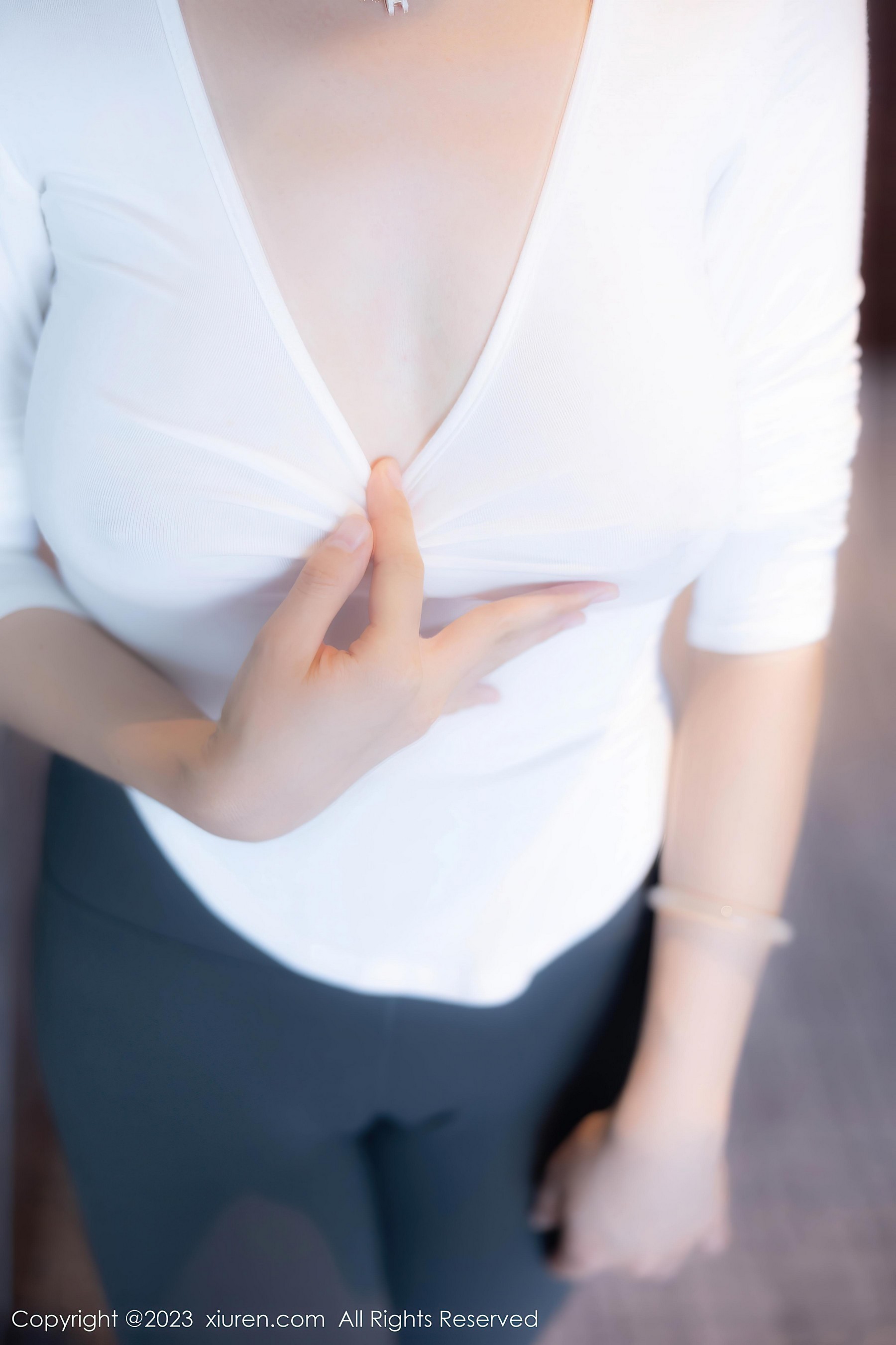 [XiuRen秀人网]2023.09.12 NO.7370 唐宁宁 白色紧身短袖加黑色性感瑜伽裤私房写真集Xiuren秀人写真高清美女套图写真下载-看套图看套图