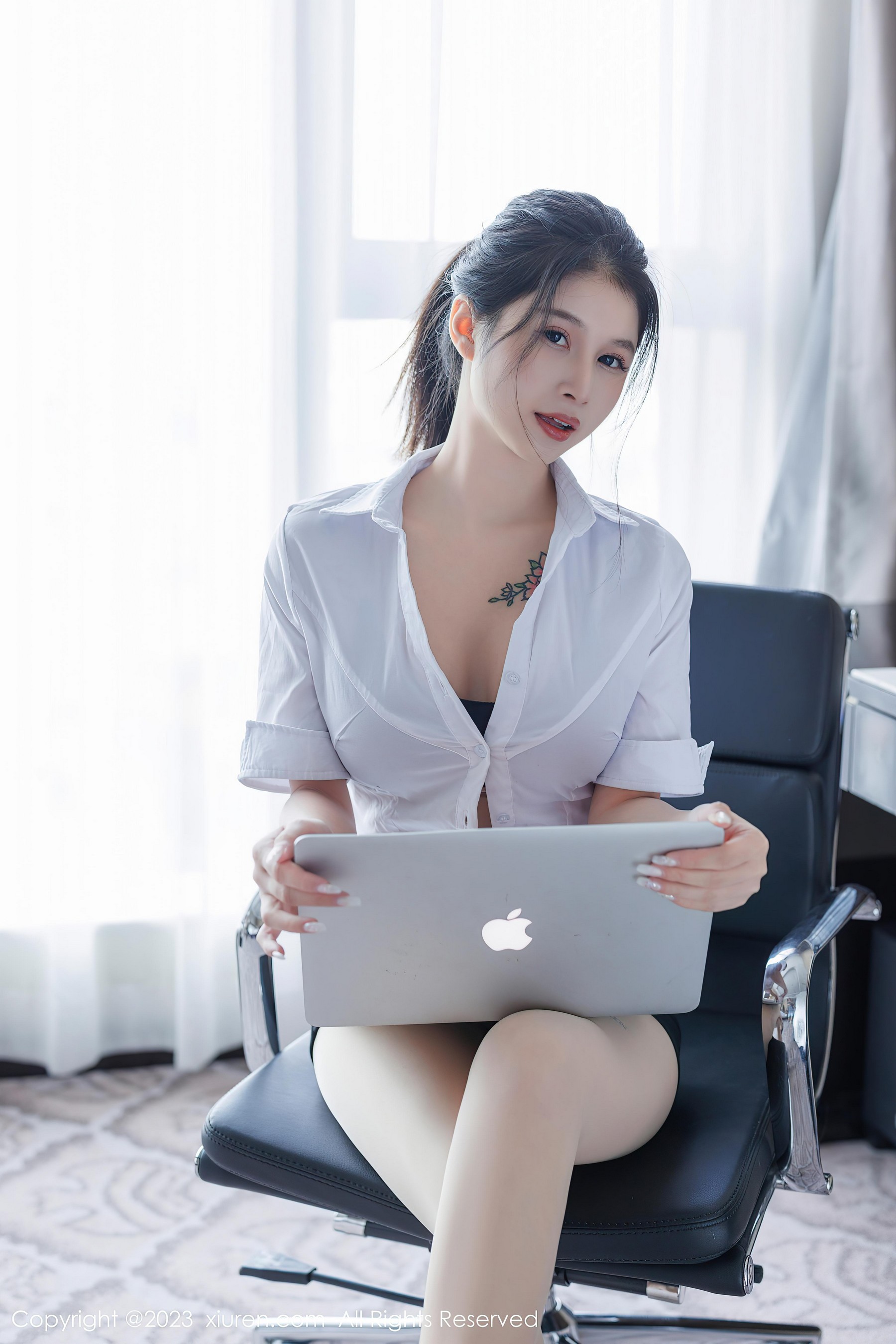 [XiuRen秀人网]2023.09.19 NO.7406 灵诗怡 紧身OL制服与黑色内衣加肉丝美腿性感私房写真集-看套图