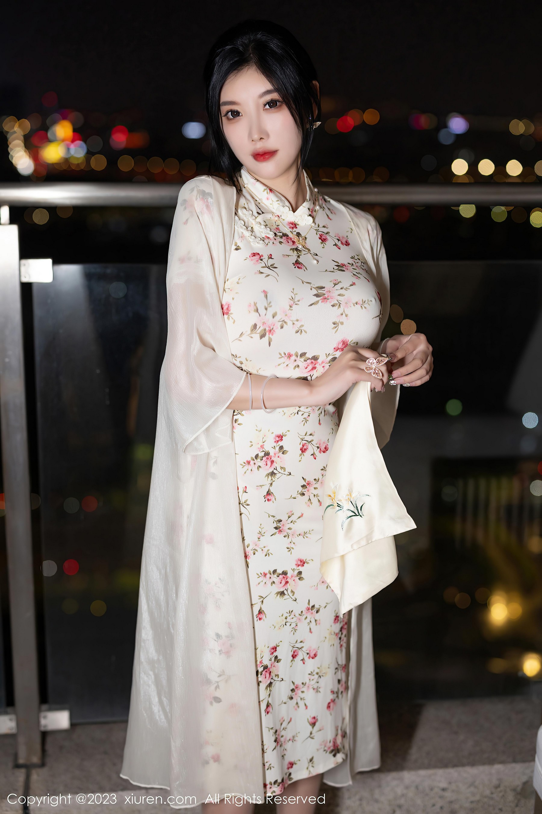 [XiuRen秀人网]2023.09.08 NO.7363 杨晨晨Yome 白色紧身旗袍加肉丝美腿性感私房写真集Xiuren秀人写真高清美女套图写真下载-看套图看套图