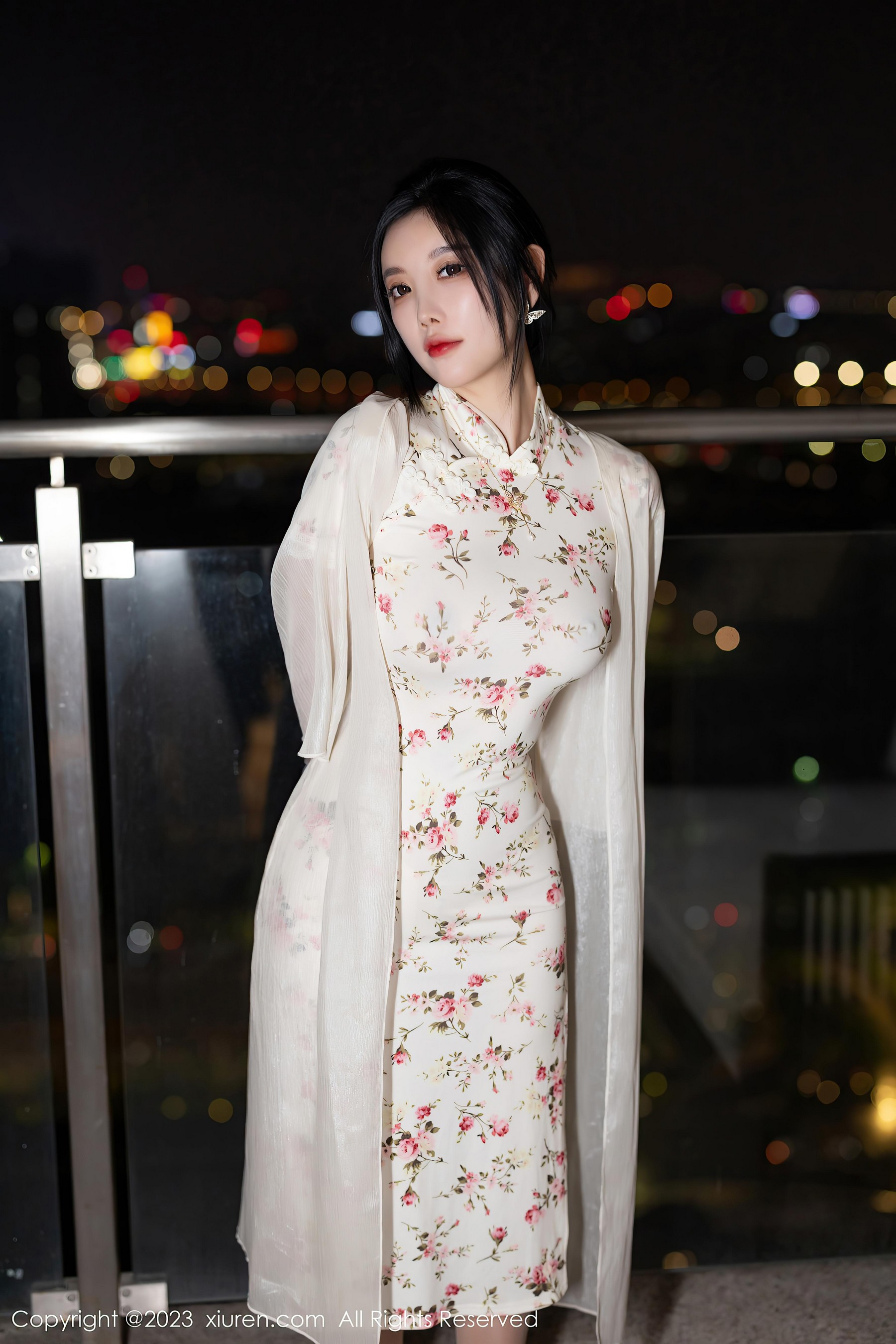 [XiuRen秀人网]2023.09.08 NO.7363 杨晨晨Yome 白色紧身旗袍加肉丝美腿性感私房写真集Xiuren秀人写真高清美女套图写真下载-看套图看套图