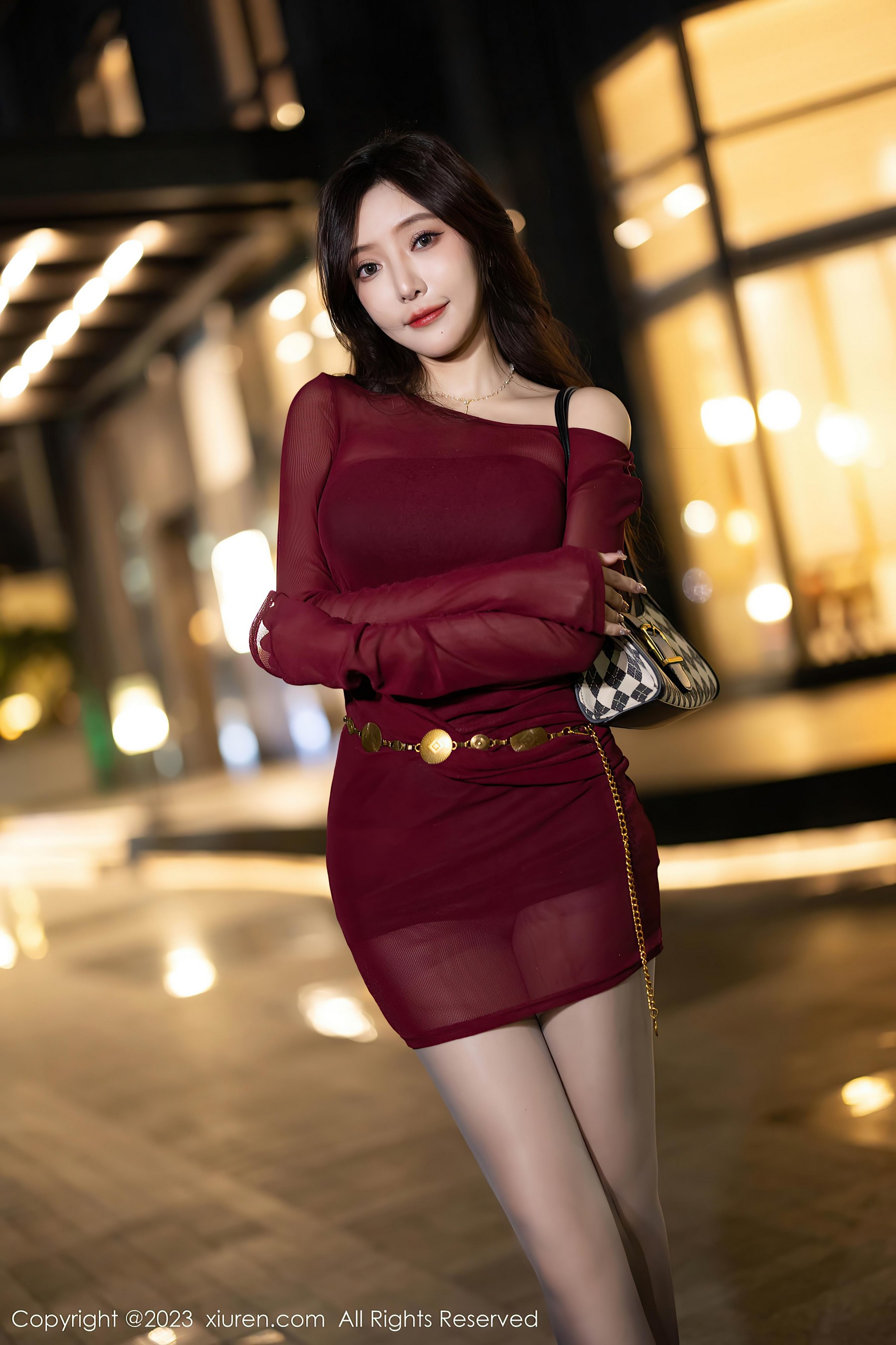 [XiuRen秀人网]2023.09.15 NO.7400 王馨瑶yanni 红色紧身透视连衣裙与黑色情趣内衣加黑丝美腿性感写真集-看套图