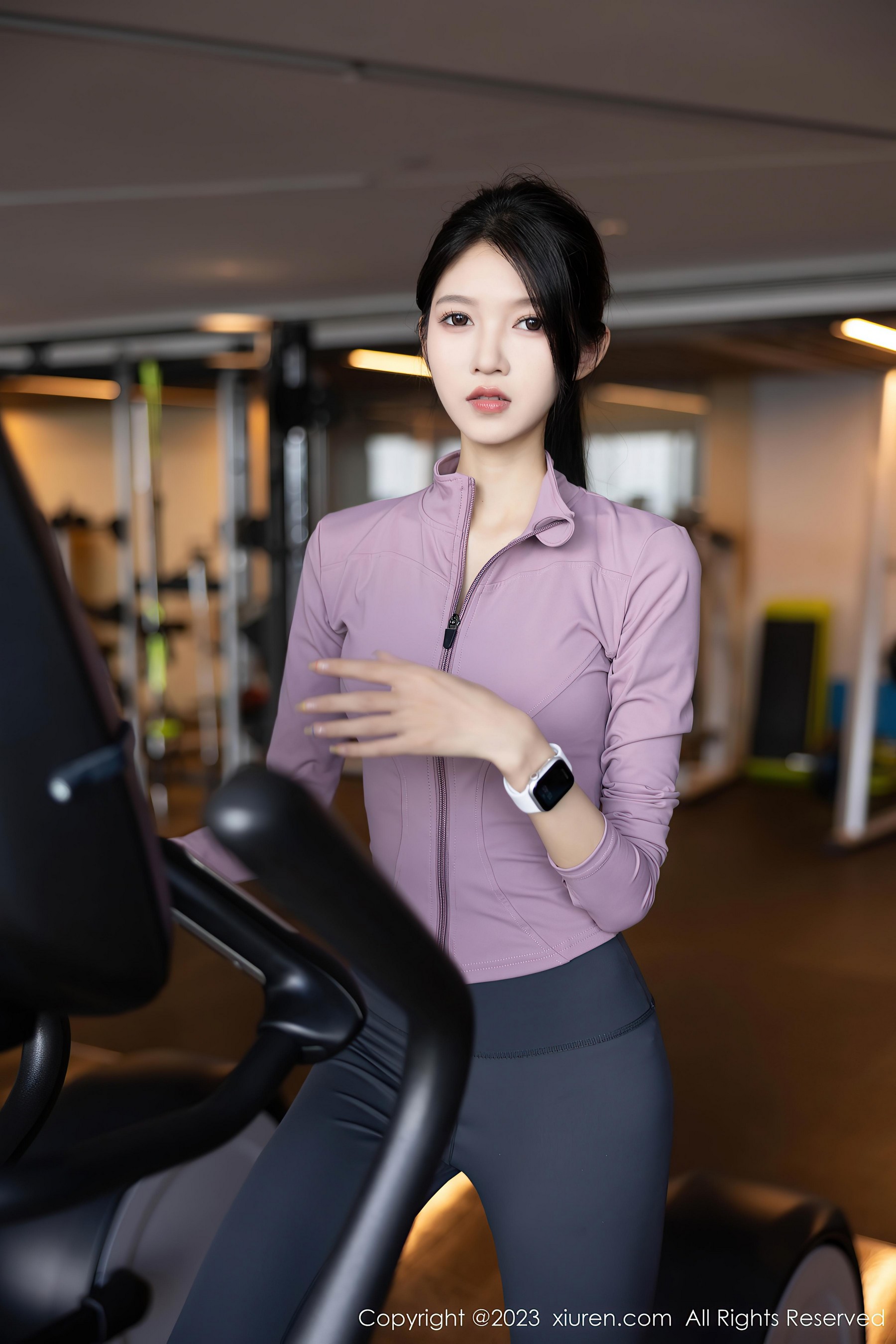 [XiuRen秀人网]2023.09.25 NO.7438 程程程- 粉色紧身卫衣与黑色瑜伽裤加粉色运动内衣性感私房写真集Xiuren秀人写真高清美女套图写真下载-看套图看套图