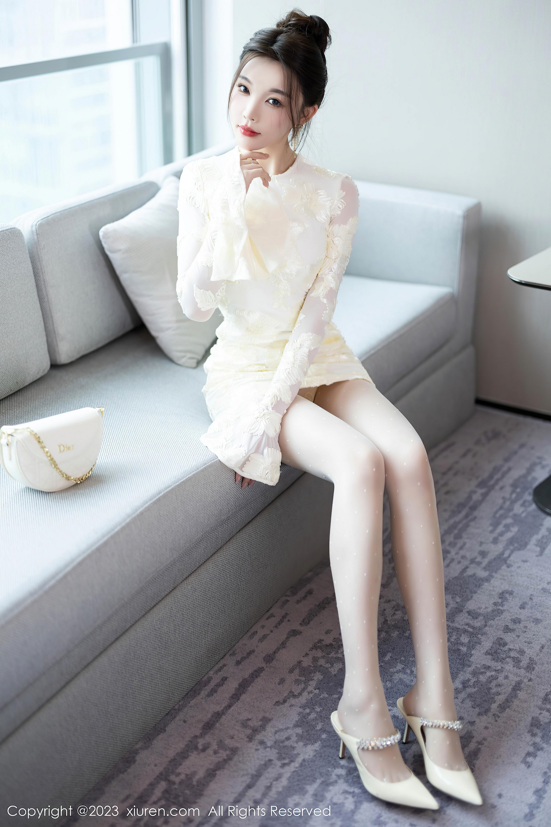 [XiuRen秀人网]2023.10.08 NO.7476 徐莉芝Booty 白色裸背连衣裙与黄色蕾丝内衣加黑丝美腿性感私房写真集-看套图