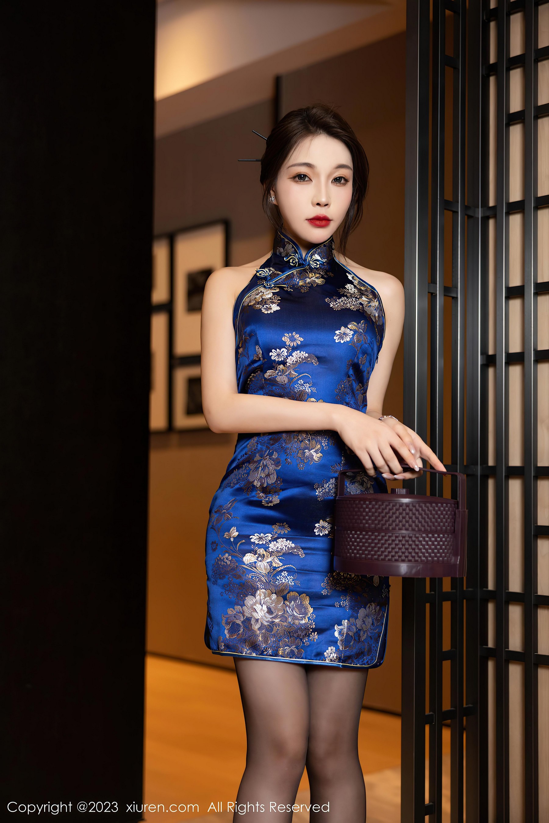 [XiuRen秀人网]2023.09.27 NO.7453 徐莉芝Booty 蓝色修身旗袍与黑色情趣内衣加黑丝美腿性感私房写真集-看套图