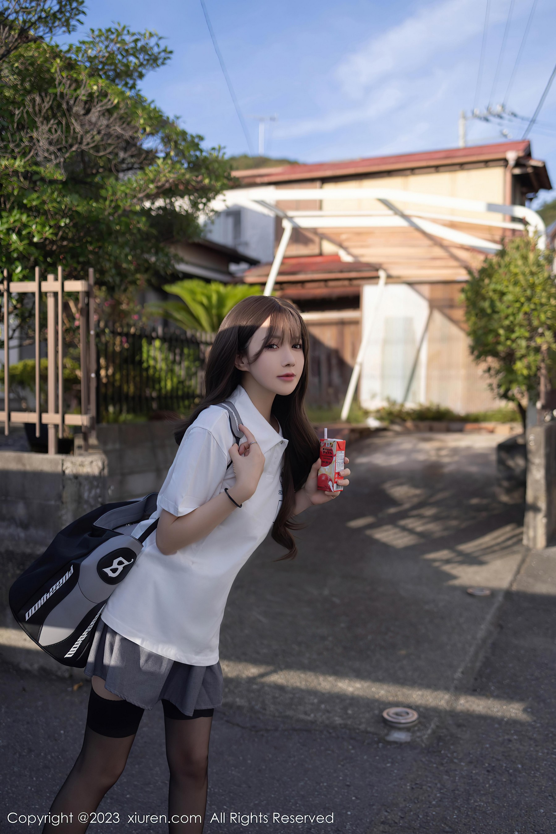 [XiuRen秀人网]2023.10.08 NO.7475 鱼子酱Fish JK制服与灰色短裙加黑丝美腿性感私房写真集-看套图