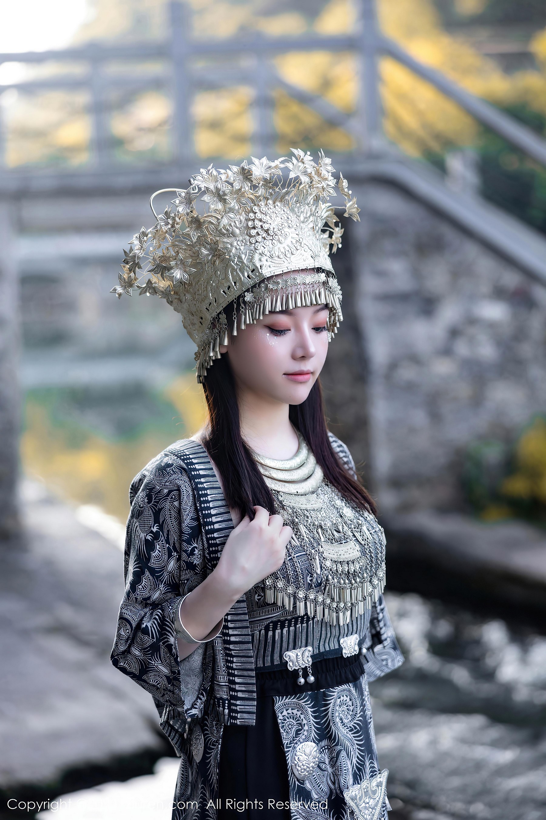 [XiuRen秀人网]2023.09.27 NO.7448 豆瓣酱 灰色银饰苗族服饰加蕾丝肚兜性感私房写真集Xiuren秀人写真高清美女套图写真下载-看套图看套图