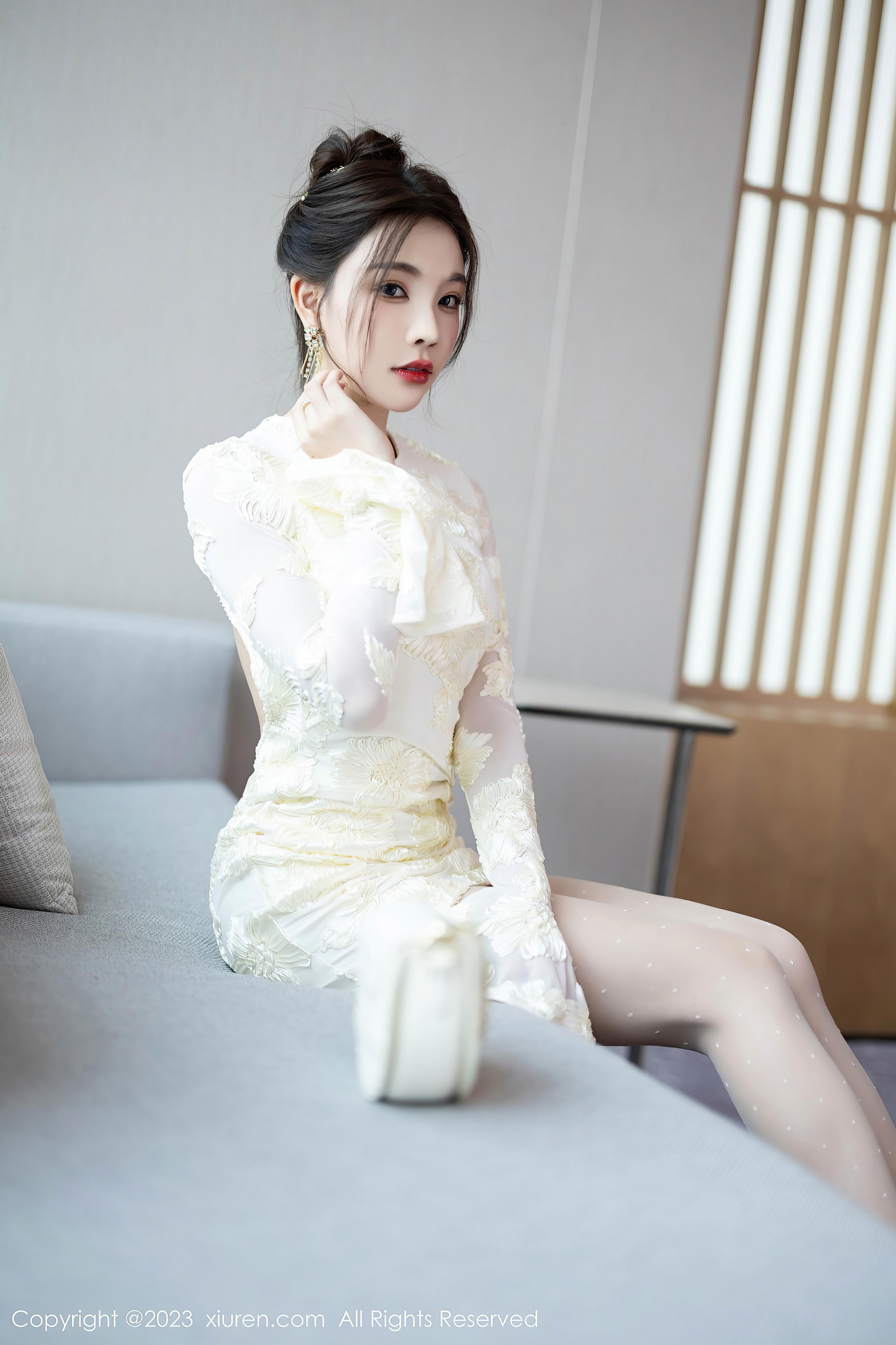 [XiuRen秀人网]2023.10.08 NO.7476 徐莉芝Booty 白色裸背连衣裙与黄色蕾丝内衣加黑丝美腿性感私房写真集-看套图