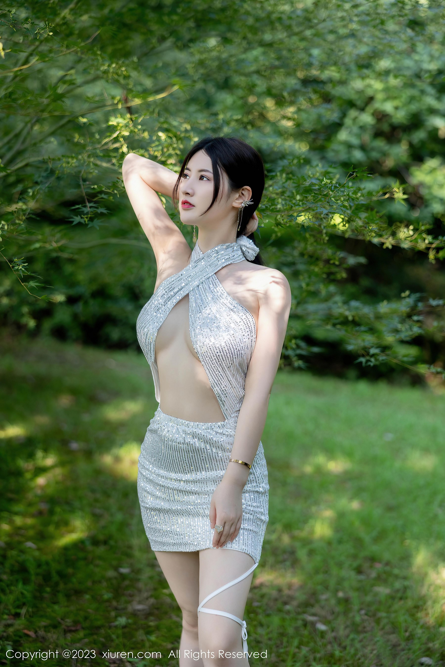 [XiuRen秀人网]2023.09.26 NO.7441 诗诗kiki 银色情趣礼服裙与灰色蕾丝内衣加黑丝美腿性感私房写真集Xiuren秀人写真高清美女套图写真下载-看套图看套图