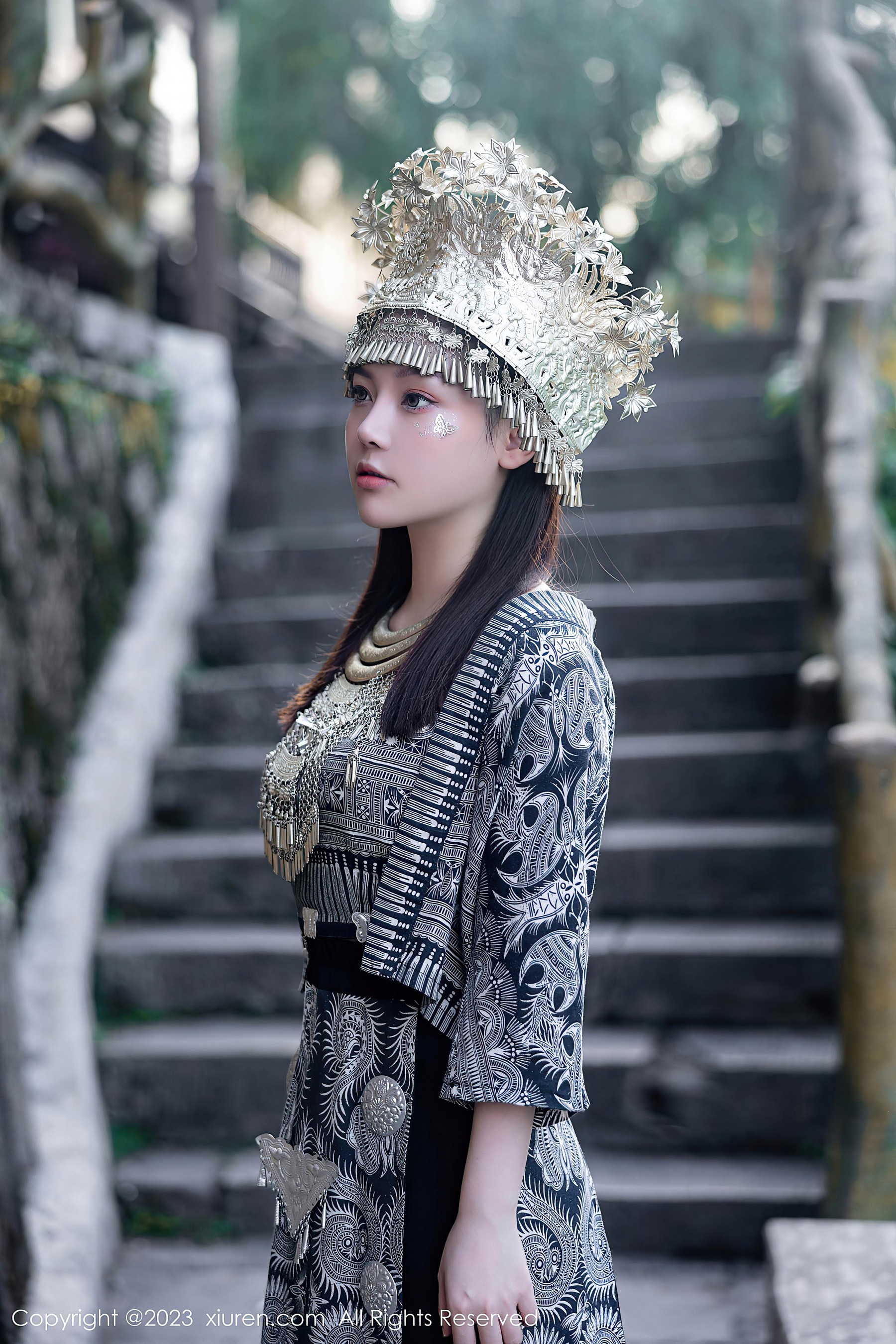[XiuRen秀人网]2023.09.27 NO.7448 豆瓣酱 灰色银饰苗族服饰加蕾丝肚兜性感私房写真集Xiuren秀人写真高清美女套图写真下载-看套图看套图