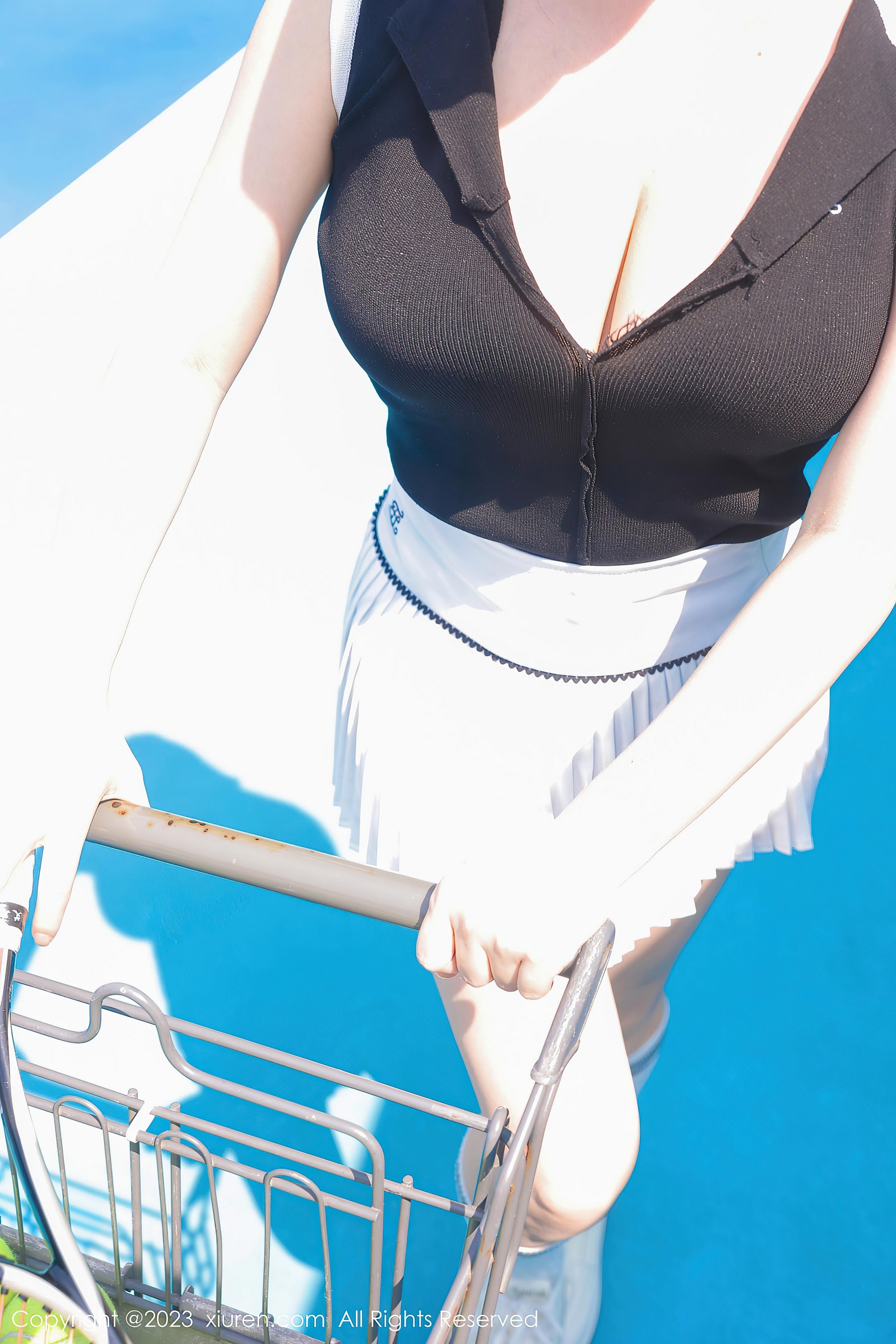 [XiuRen秀人网]2023.10.07 NO.7467 豆瓣酱 黑色紧身短袖与白色短裙加白色绵袜性感写真集Xiuren秀人写真高清美女套图写真下载-看套图看套图