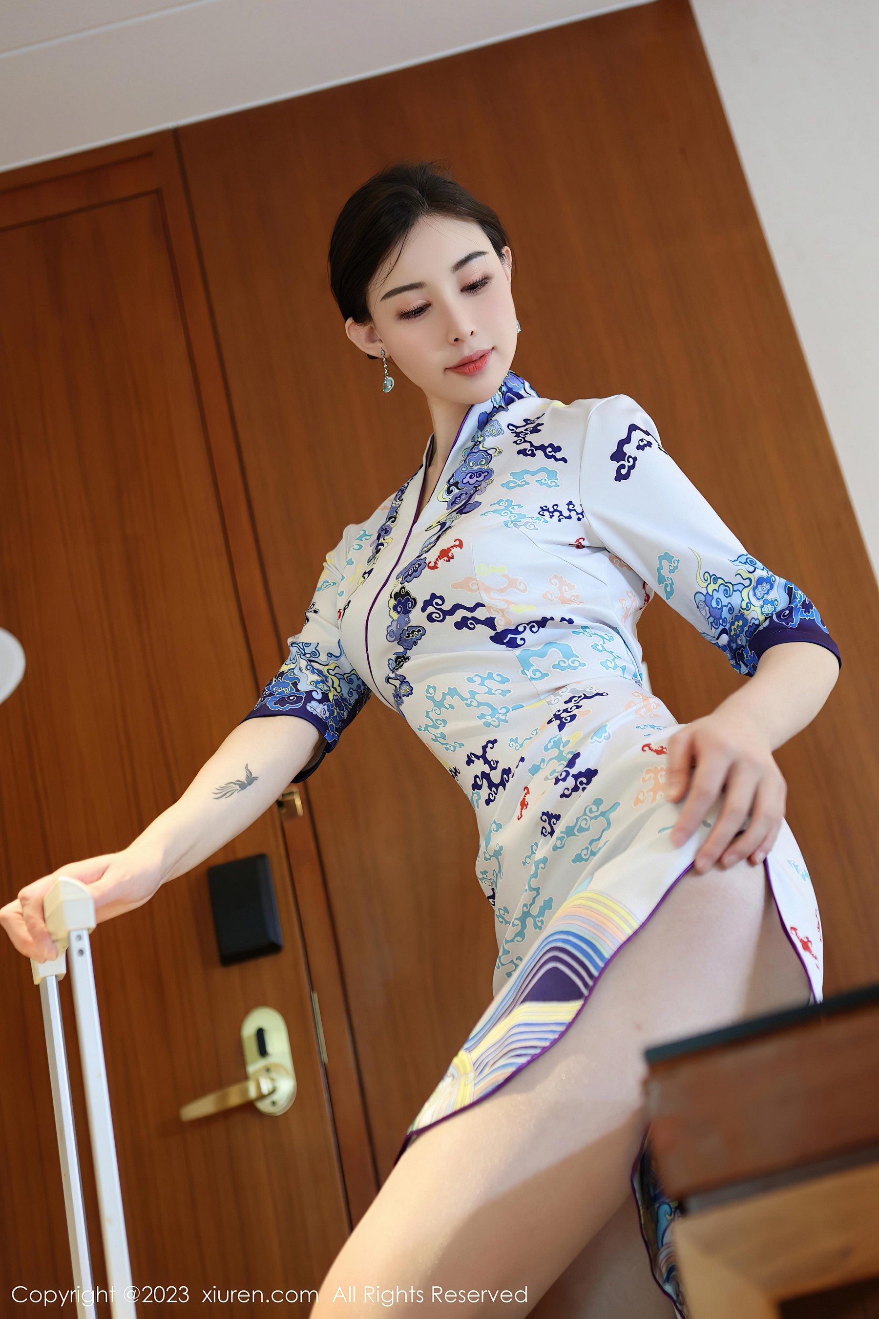 [XiuRen秀人网]2023.10.09 NO.7479 曼柔 白色空姐制服旗袍与粉色内衣加肉丝美腿性感私房写真集-看套图