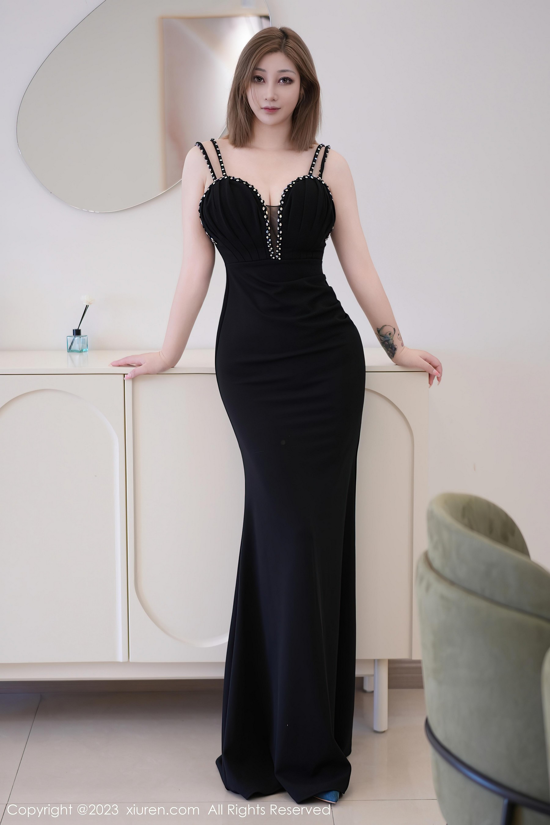 [XiuRen秀人网]2023.09.22 NO.7427 妲己_Toxic 黑色吊带蕾丝连衣裙性感私房写真集Xiuren秀人写真高清美女套图写真下载-看套图看套图