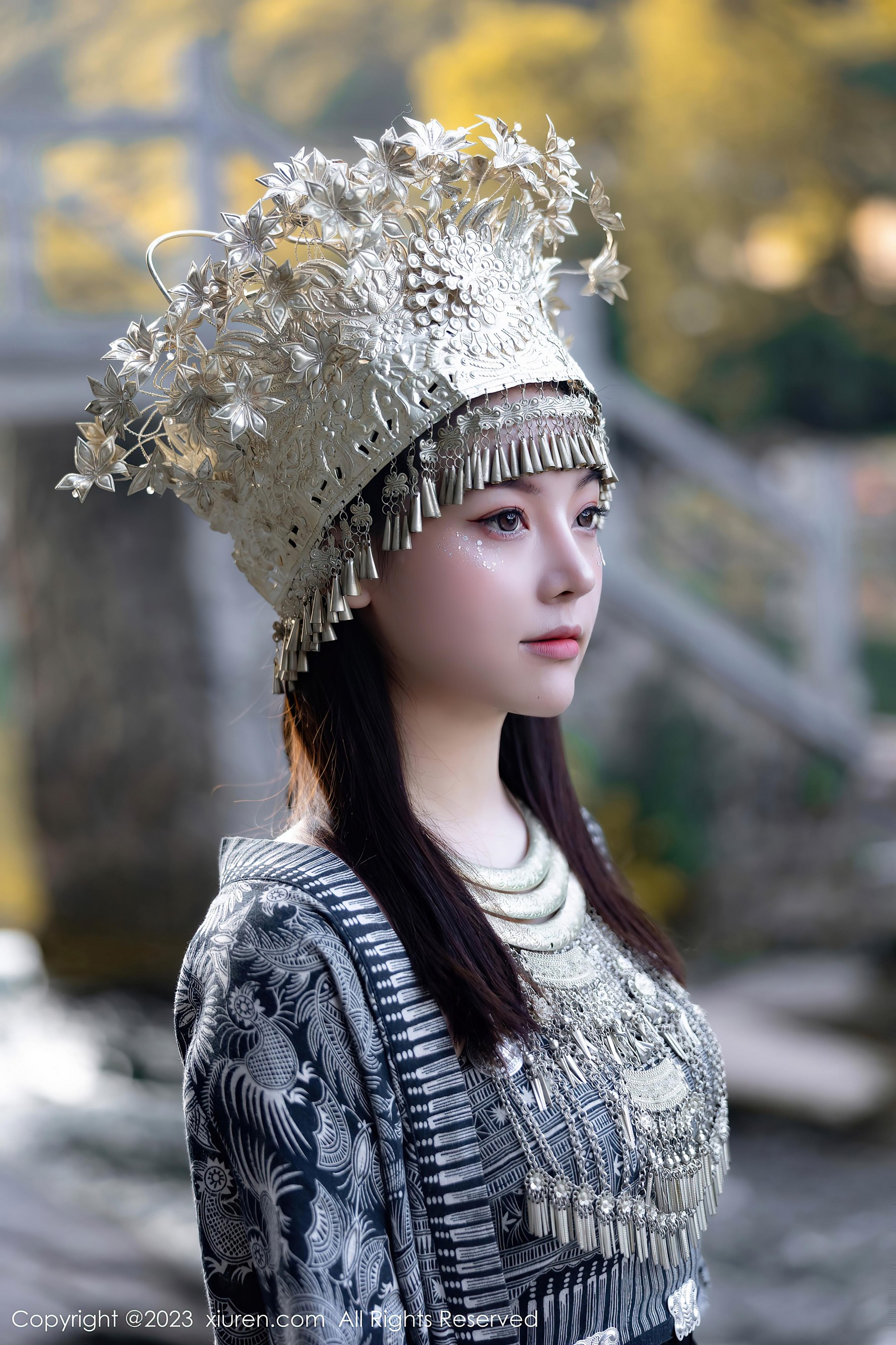 [XiuRen秀人网]2023.09.27 NO.7448 豆瓣酱 灰色银饰苗族服饰加蕾丝肚兜性感私房写真集Xiuren秀人写真高清美女套图写真下载-看套图看套图