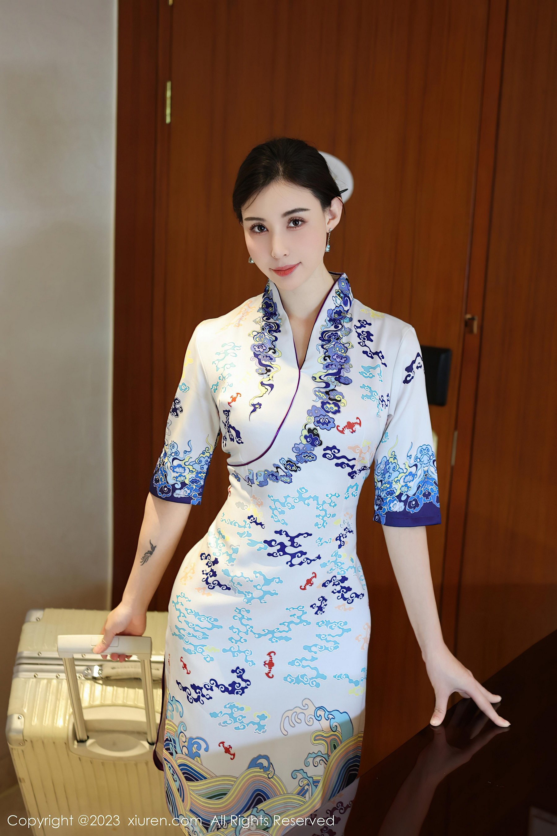 [XiuRen秀人网]2023.10.09 NO.7479 曼柔 白色空姐制服旗袍与粉色内衣加肉丝美腿性感私房写真集-看套图