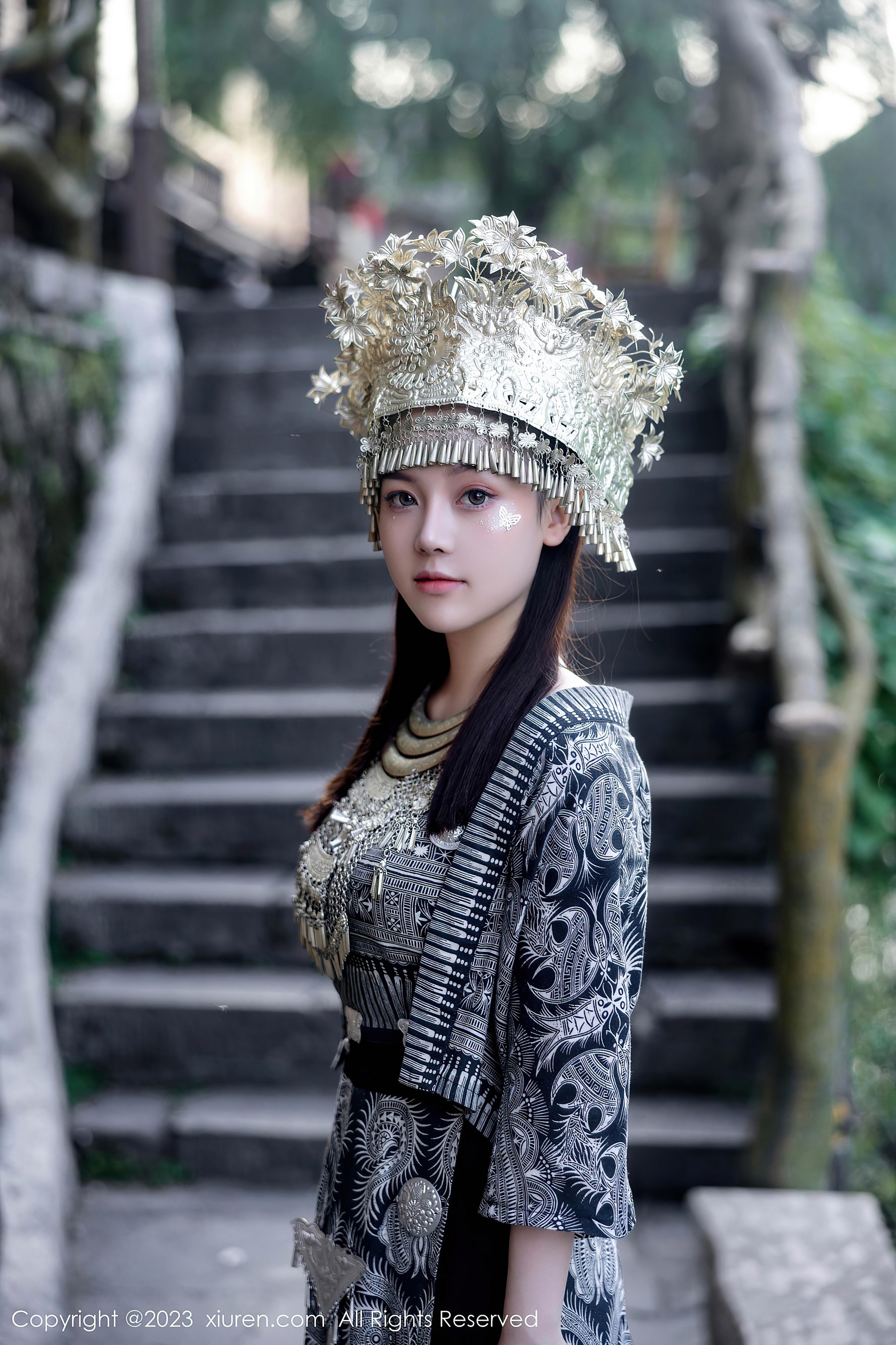 [XiuRen秀人网]2023.09.27 NO.7448 豆瓣酱 灰色银饰苗族服饰加蕾丝肚兜性感私房写真集Xiuren秀人写真高清美女套图写真下载-看套图看套图