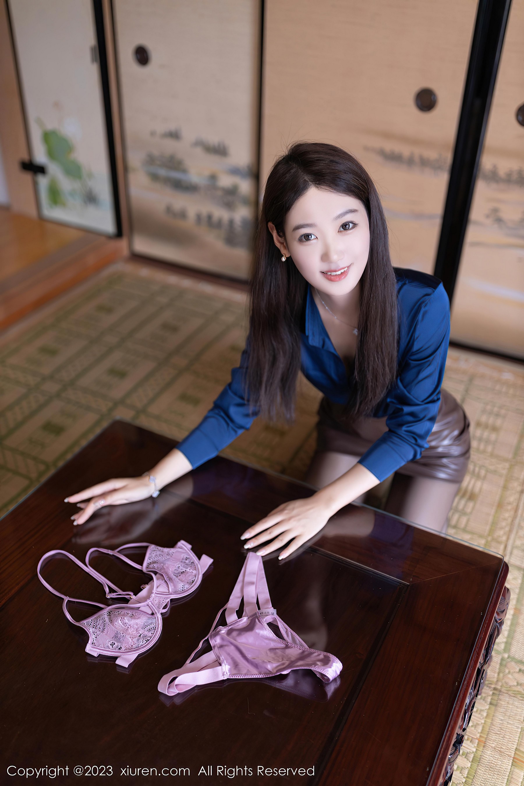 [XiuRen秀人网]2023.09.25 NO.7439 唐安琪 棕色短裙与紫色蕾丝内衣加黑丝美腿性感私房写真集-看套图
