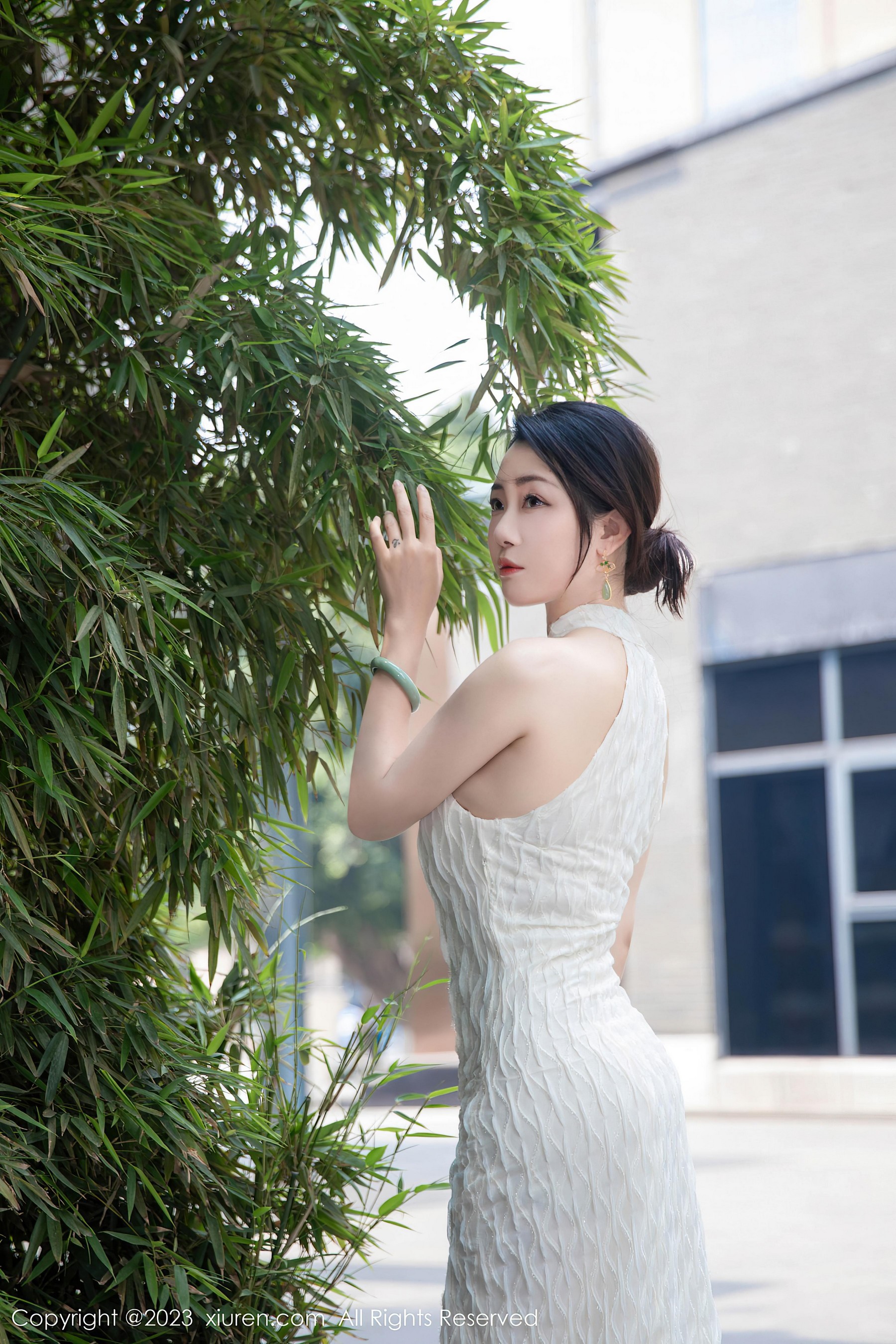 [XiuRen秀人网]2023.09.25 NO.7435 严利娅Yuliya 白色修身无袖旗袍加红色透视情趣小内内性感私房写真集Xiuren秀人写真高清美女套图写真下载-看套图看套图