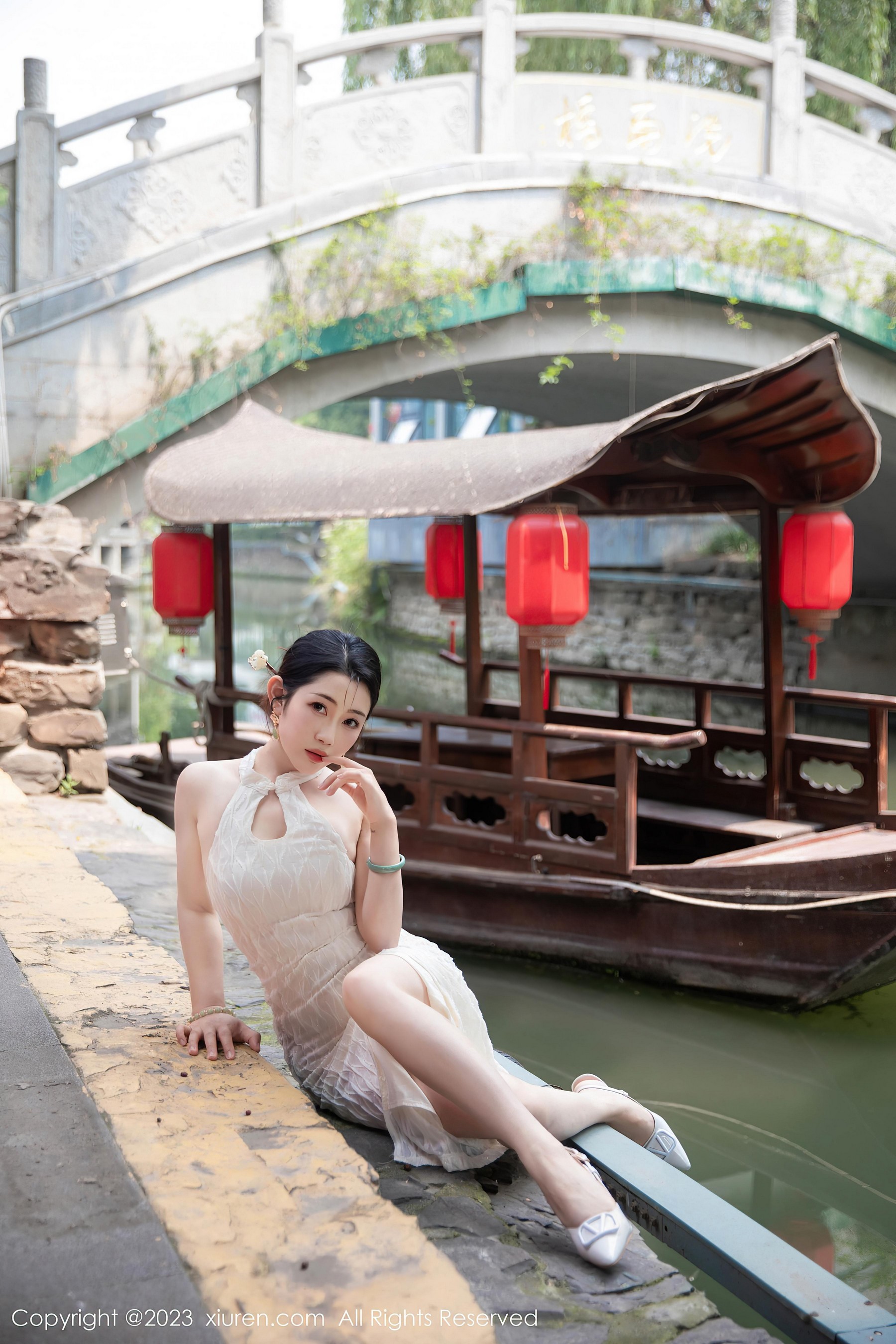 [XiuRen秀人网]2023.09.25 NO.7435 严利娅Yuliya 白色修身无袖旗袍加红色透视情趣小内内性感私房写真集Xiuren秀人写真高清美女套图写真下载-看套图看套图