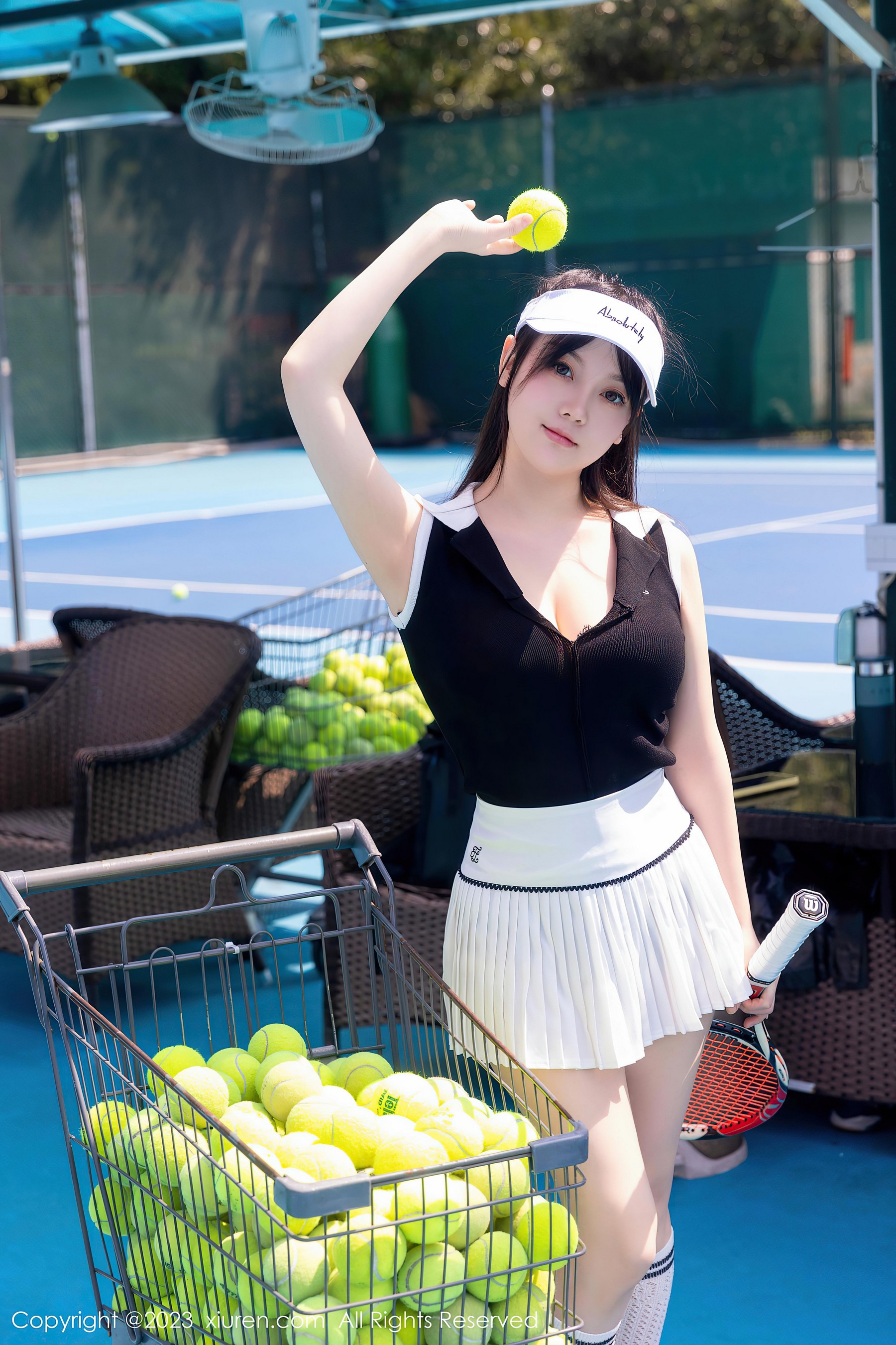 [XiuRen秀人网]2023.10.07 NO.7467 豆瓣酱 黑色紧身短袖与白色短裙加白色绵袜性感写真集Xiuren秀人写真高清美女套图写真下载-看套图看套图