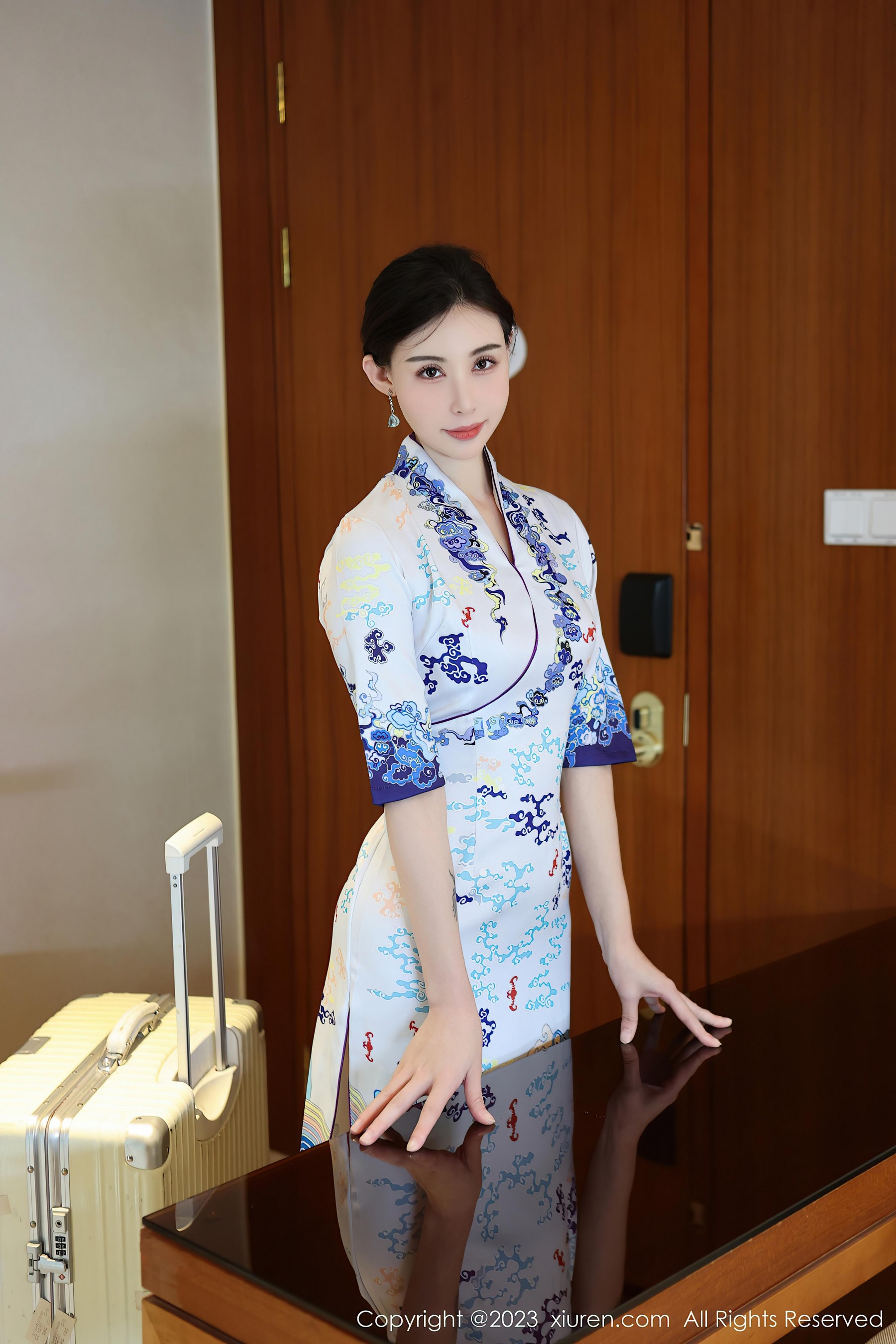 [XiuRen秀人网]2023.10.09 NO.7479 曼柔 白色空姐制服旗袍与粉色内衣加肉丝美腿性感私房写真集-看套图