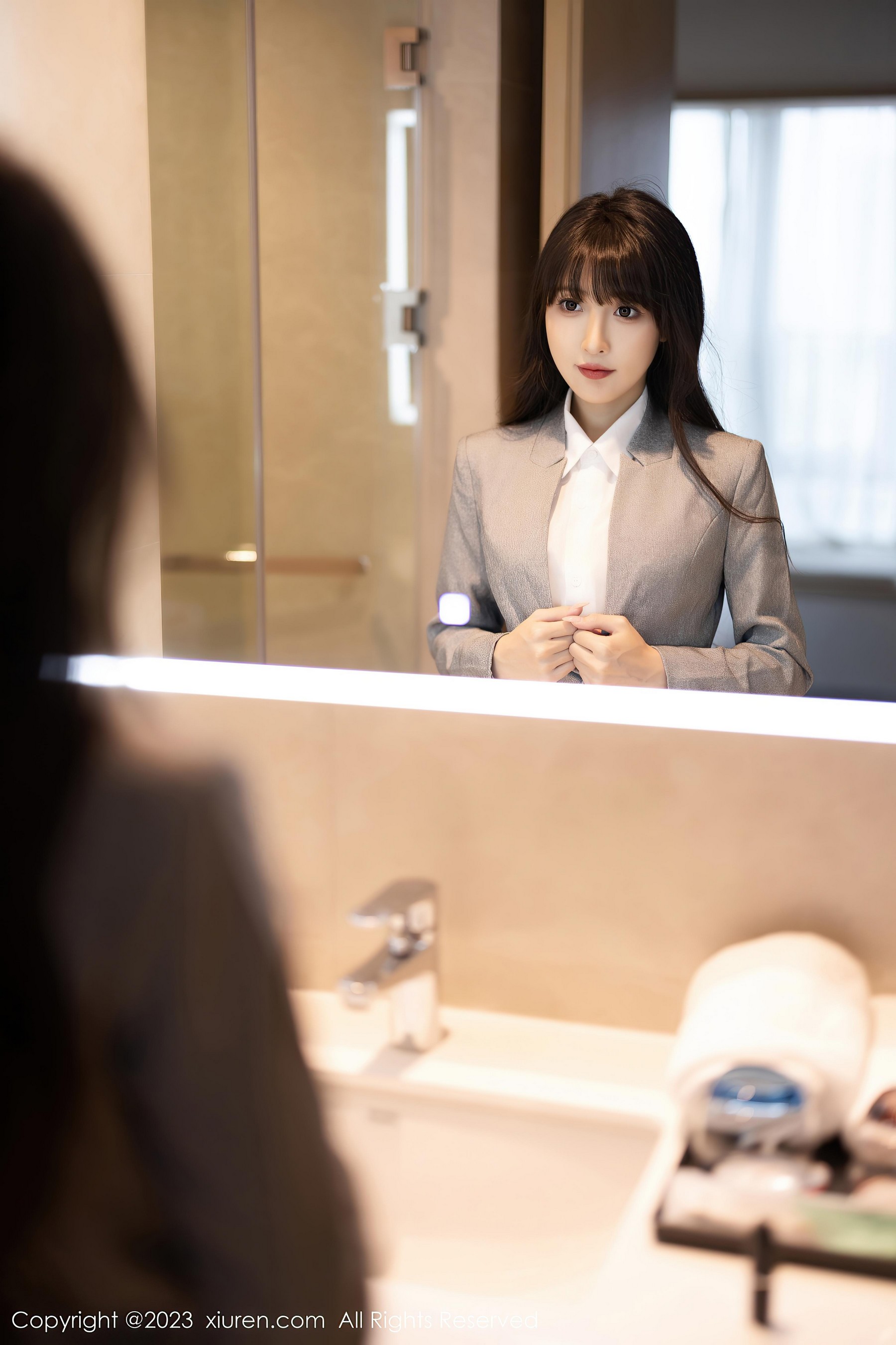 [XiuRen秀人网]2023.09.21 NO.7422 林星阑 灰色OL制服与紧身连衣裙加肉丝美腿性感私房写真集-看套图