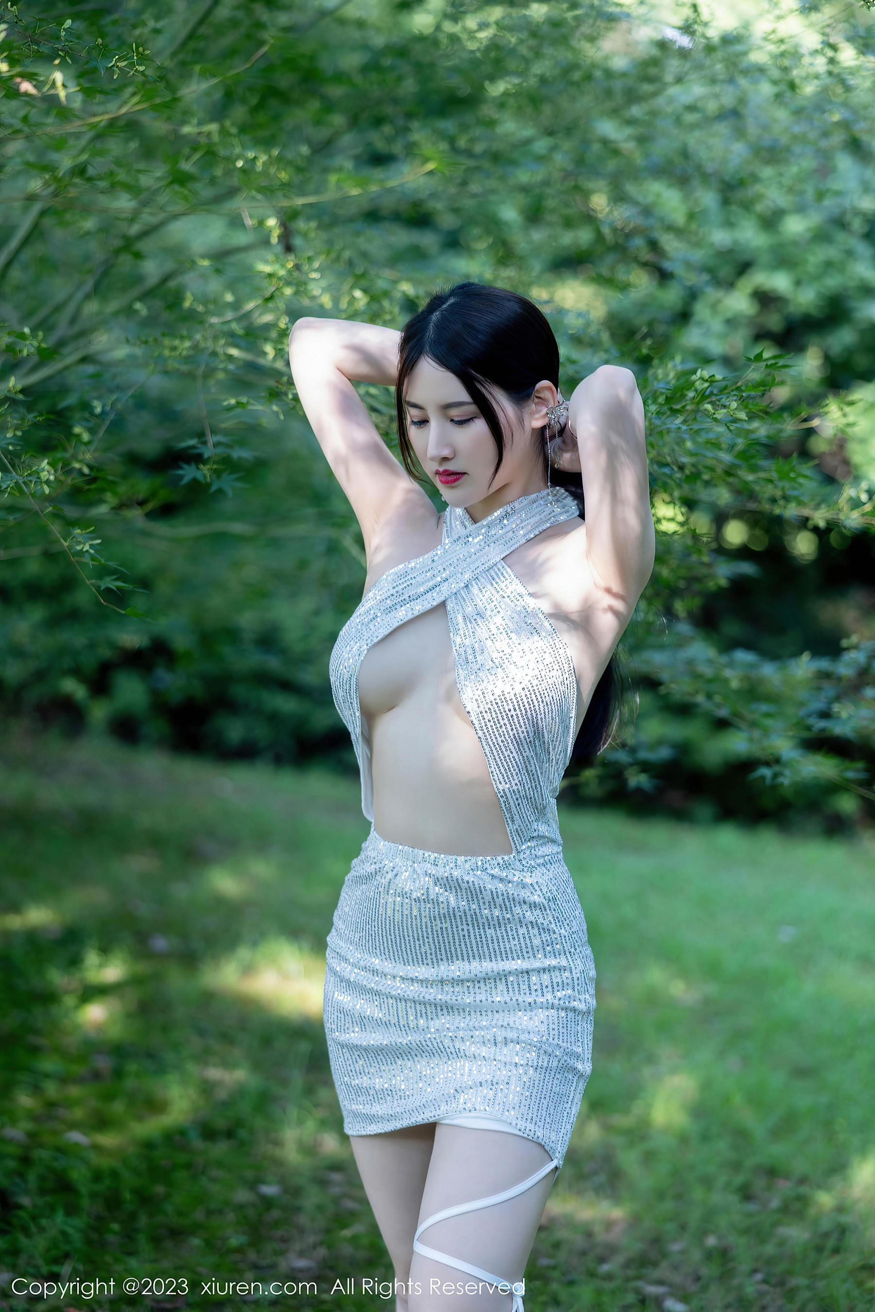 [XiuRen秀人网]2023.09.26 NO.7441 诗诗kiki 银色情趣礼服裙与灰色蕾丝内衣加黑丝美腿性感私房写真集Xiuren秀人写真高清美女套图写真下载-看套图看套图