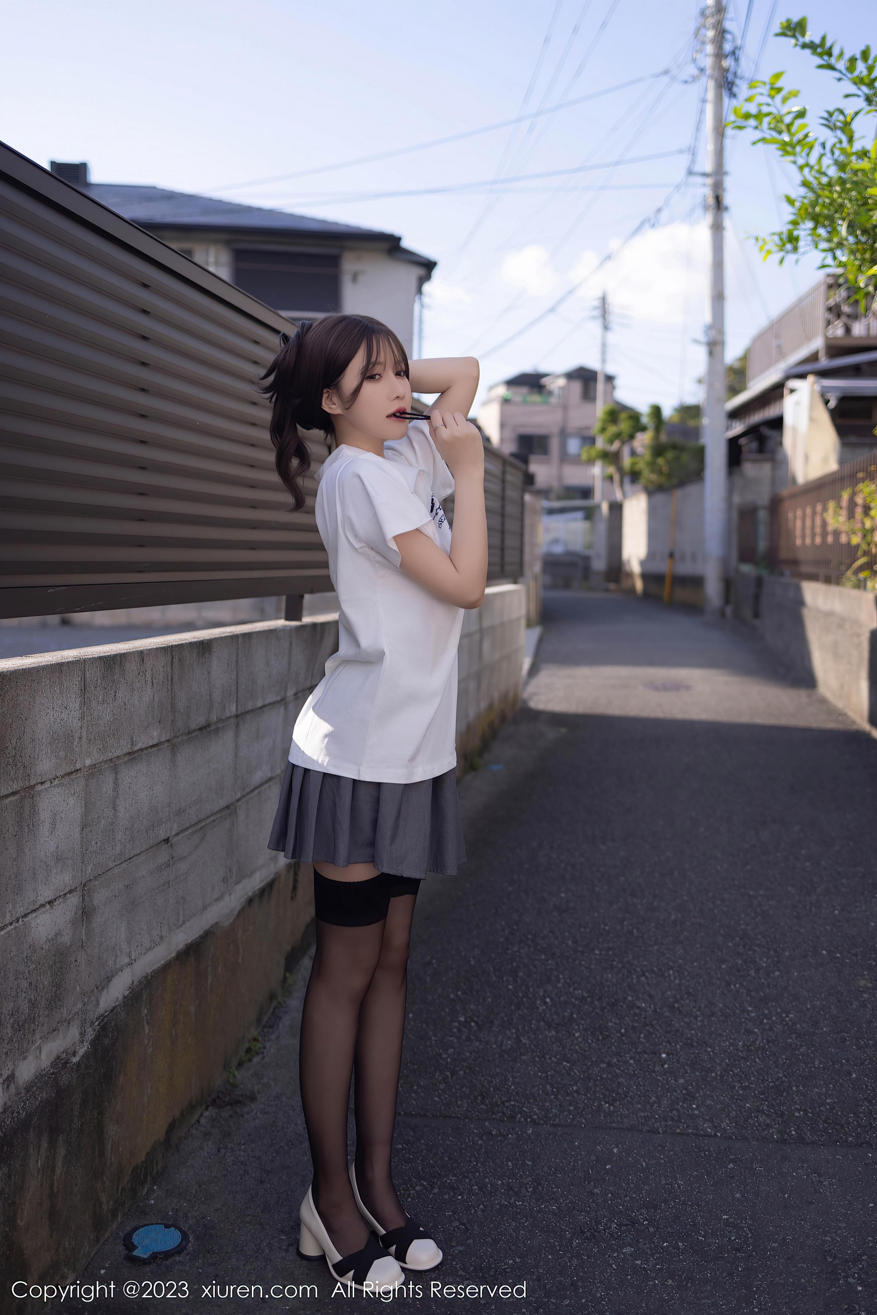 [XiuRen秀人网]2023.10.08 NO.7475 鱼子酱Fish JK制服与灰色短裙加黑丝美腿性感私房写真集-看套图